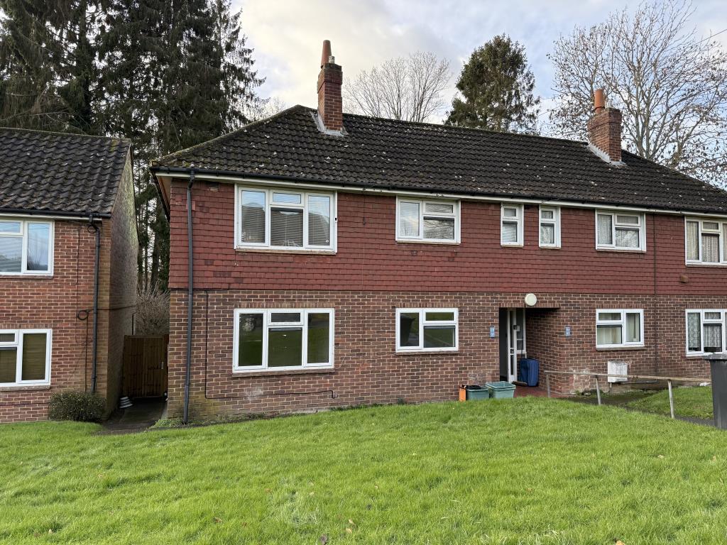 Lot: 71 - GROUND FLOOR FLAT FOR IMPROVEMENT - Front view of block with flat in need of improvement